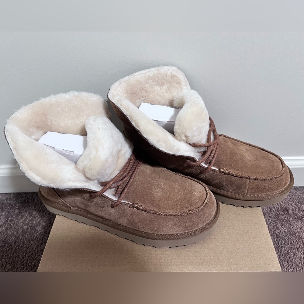 Woman’s Uggs boot 9 in size